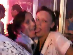 Amateur Lesbian Threesome 
